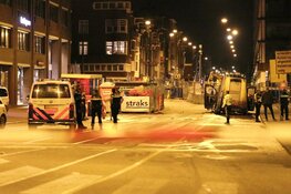 Busje ramt politieauto, agenten schieten bij aanhouding