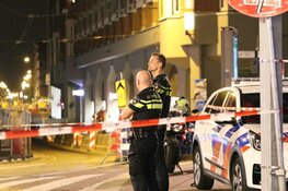 Busje ramt politieauto, agenten schieten bij aanhouding