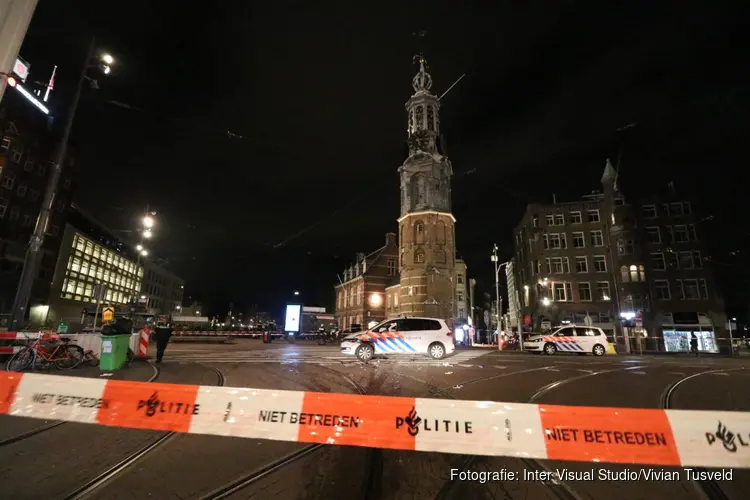 Man rijdt in op politie op Muntplein