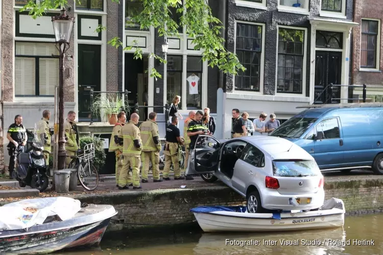 Auto belandt net niet in Egelantiersgracht