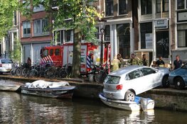 Auto belandt net niet in Egelantiersgracht