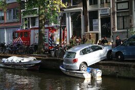 Auto belandt net niet in Egelantiersgracht