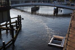 Wat haalt de Bubble Barrier in Amsterdam uit het water?