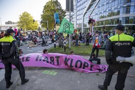 Politie grijpt in bij grote demonstratie Extinction Rebellion op de Zuidas