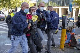Politie grijpt in bij grote demonstratie Extinction Rebellion op de Zuidas