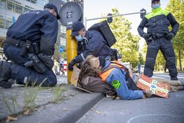 Politie grijpt in bij grote demonstratie Extinction Rebellion op de Zuidas