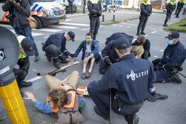 Politie grijpt in bij grote demonstratie Extinction Rebellion op de Zuidas