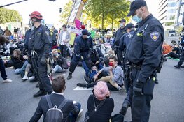 Politie grijpt in bij grote demonstratie Extinction Rebellion op de Zuidas