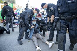 Politie grijpt in bij grote demonstratie Extinction Rebellion op de Zuidas