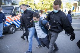 Politie grijpt in bij grote demonstratie Extinction Rebellion op de Zuidas