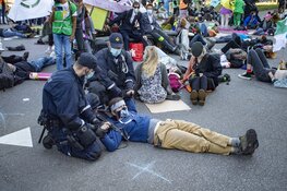 Politie grijpt in bij grote demonstratie Extinction Rebellion op de Zuidas