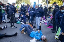 Politie grijpt in bij grote demonstratie Extinction Rebellion op de Zuidas