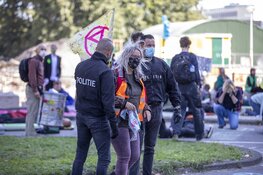 Politie grijpt in bij grote demonstratie Extinction Rebellion op de Zuidas