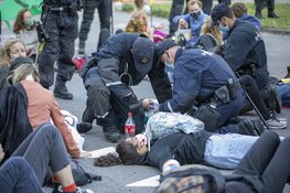 Politie grijpt in bij grote demonstratie Extinction Rebellion op de Zuidas