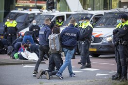 Politie grijpt in bij grote demonstratie Extinction Rebellion op de Zuidas