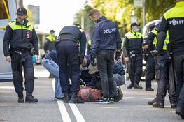 Politie grijpt in bij grote demonstratie Extinction Rebellion op de Zuidas