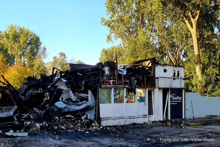 Ravage na brand Rataplan Postjesweg bij daglicht goed zichtbaar