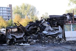 Ravage na brand Rataplan Postjesweg bij daglicht goed zichtbaar