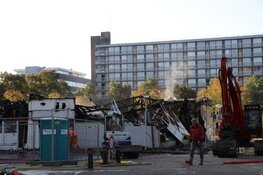 Ravage na brand Rataplan Postjesweg bij daglicht goed zichtbaar