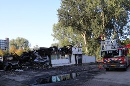 Ravage na brand Rataplan Postjesweg bij daglicht goed zichtbaar