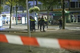 Man neergeschoten in Amsterdam, explosief op straat gevonden, EOD doet onderzoek