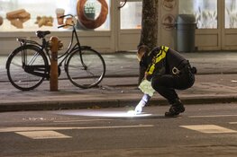Man neergeschoten in Amsterdam, explosief op straat gevonden, EOD doet onderzoek