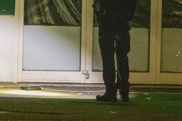 Man neergeschoten in Amsterdam, explosief op straat gevonden, EOD doet onderzoek