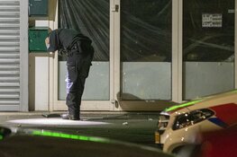 Man neergeschoten in Amsterdam, explosief op straat gevonden, EOD doet onderzoek