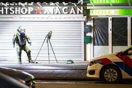 Man neergeschoten in Amsterdam, explosief op straat gevonden, EOD doet onderzoek