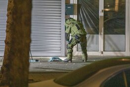 Man neergeschoten in Amsterdam, explosief op straat gevonden, EOD doet onderzoek