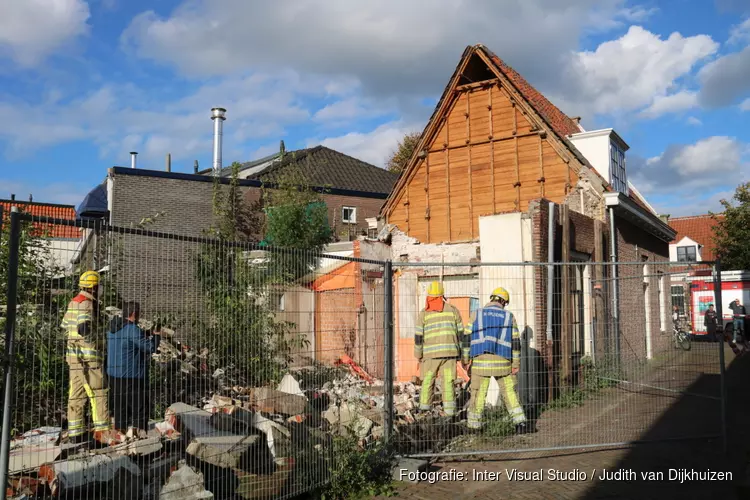 Deel van gevel van woning in Weesp ingestort