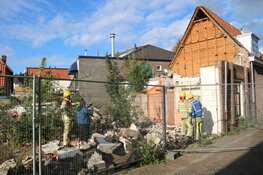 Deel van gevel van woning in Weesp ingestort