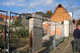 Deel van gevel van woning in Weesp ingestort