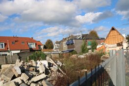 Deel van gevel van woning in Weesp ingestort