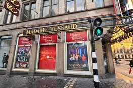 Beeld Trump met mondkapje in Madame Tussauds bekogeld met steen