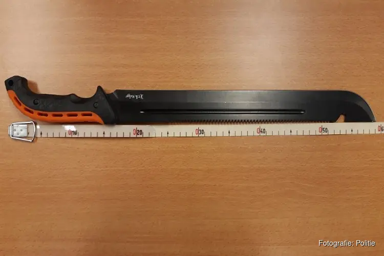Jongeren aangehouden met machetes
