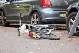 Slechthorende fietser botst op auto in Amsterdam-Buitenveldert