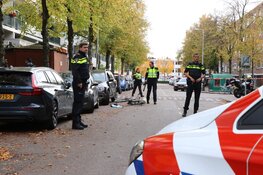 Slechthorende fietser botst op auto in Amsterdam-Buitenveldert