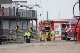Brandweer bij evenementenschip in Amsterdam-Noord