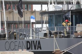 Brandweer bij evenementenschip in Amsterdam-Noord