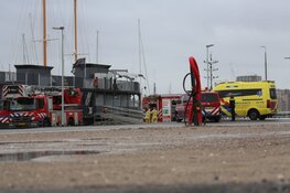 Brandweer bij evenementenschip in Amsterdam-Noord