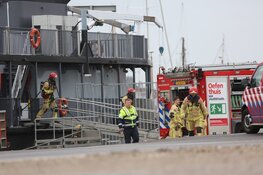 Brandweer bij evenementenschip in Amsterdam-Noord