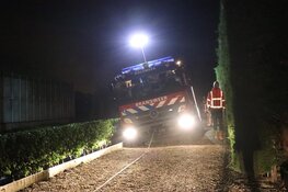 Brandweerwagens vast in modder