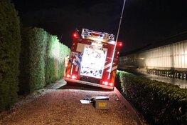 Brandweerwagens vast in modder