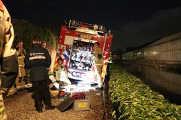 Brandweerwagens vast in modder
