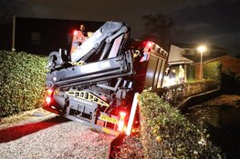 Brandweerwagens vast in modder