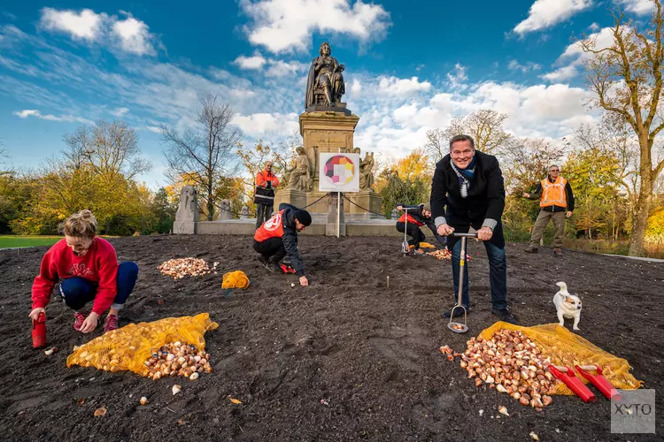 Albert Verlinde en sporters planten eerste tulpenbollen Tulp Festival 2021 aan de voet van Vondel