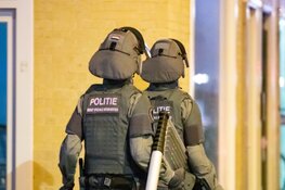 Arrestatieteam valt woning Bestevaerstraat binnen