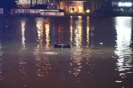 Auto raakt te water bij ongeval Amsterdam