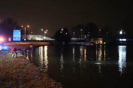 Auto raakt te water bij ongeval Amsterdam